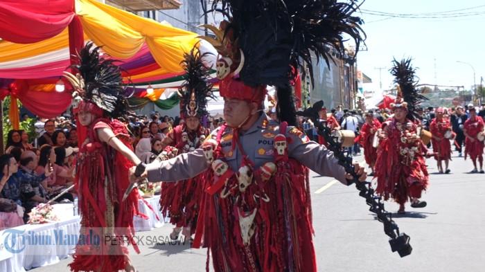 KOMANDAN UPACARA - Kapolres Tomohon AKBP Novrial Alberti Kombo tampil gagah dalam balutan pakaian adat Kabasaran saat memimpin Tournament of Flowers (ToF) Tomohon International Flower Festival (TIFF) 2026. ToF digelar di Area Menara Alfa Omega Kota Tomohon, Sulawesi Utara, Sabtu (8/8/2026).