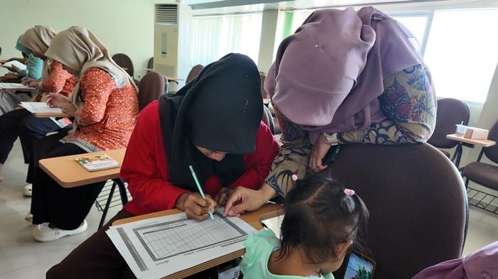 Poltekkes Kemenkes Pangkalpinang memperkuat upaya percepatan penurunan stunting di Kabupaten Bangka Tengah melalui Program Kemitraan Wilayah (PKW) bertajuk “Intervensi Gizi Terpadu di Desa Lokus Stunting Bangka Tengah”. Program tersebut diawali dengan pelatihan yang diikuti 48 kader Posyandu di Aula Gedung A Poltekkes Kemenkes Pangkalpinang, Jumat (7/8/2026).