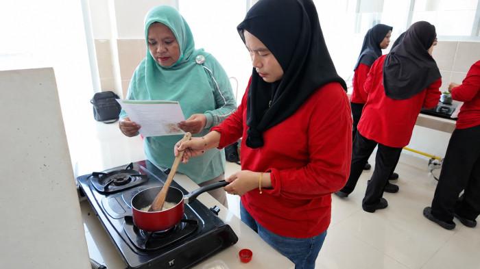 Poltekkes Kemenkes Pangkalpinang memperkuat upaya percepatan penurunan stunting di Kabupaten Bangka Tengah melalui Program Kemitraan Wilayah (PKW) bertajuk “Intervensi Gizi Terpadu di Desa Lokus Stunting Bangka Tengah”. Program tersebut diawali dengan pelatihan yang diikuti 48 kader Posyandu di Aula Gedung A Poltekkes Kemenkes Pangkalpinang, Jumat (7/8/2026).