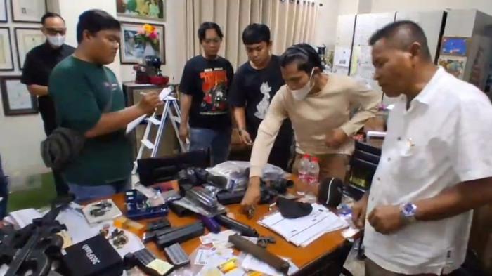 Ratusan senjata api, airsoft gun, dan amunisi ditemukan di sebuah ruangan di sekolah swasta di kawasan Pondok Pinang, Kebayoran Lama, Jakarta Selatan