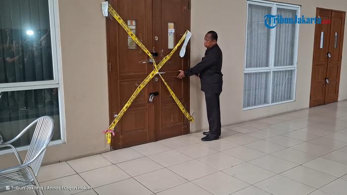 Ruangan eks Ketua Pengurus Yayasan Sekolah di kawasan Pondok Pinang, Kebayoran Lama, Jakarta Selatan masih terpasang garis polisi.