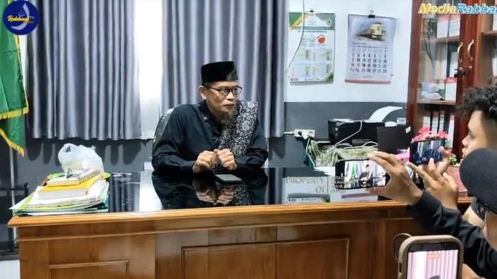KETUA YAYASAN - Ketua Yayasan Ma'had Rabbani Bengkulu Ustaz Muhammad Syamlan saat memberikan klarifikasi terkait tiga guru SDIT Rabbani yang mengaku diberhentikan secara sepihak, Jumat (7/8/2026). Ustaz Syamlan membantah tiga guru diberhentikan sepihak dan menyebut mereka masih diberi kesempatan.