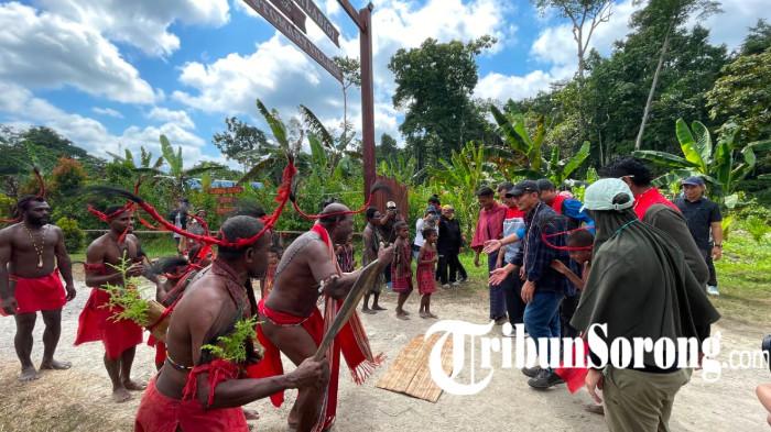 Masyarakat Adat Suku Moi Kelim di Kampung Adat Malasigi saat menyambut tamu undangan dengan Tarian Allen.