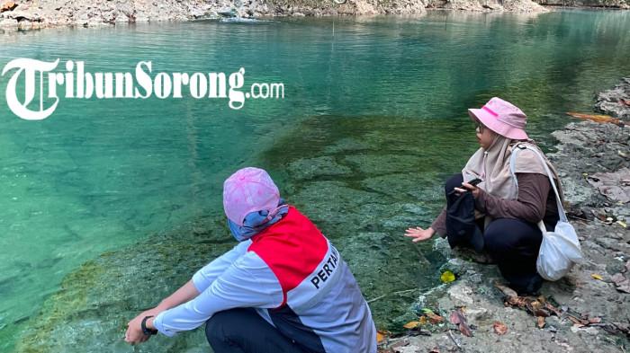 Wisatawan saat berkunjung ke Pemandian Air Panas Balempe yang berada di Kampung Adat Malasigi, Kabupaten Sorong.