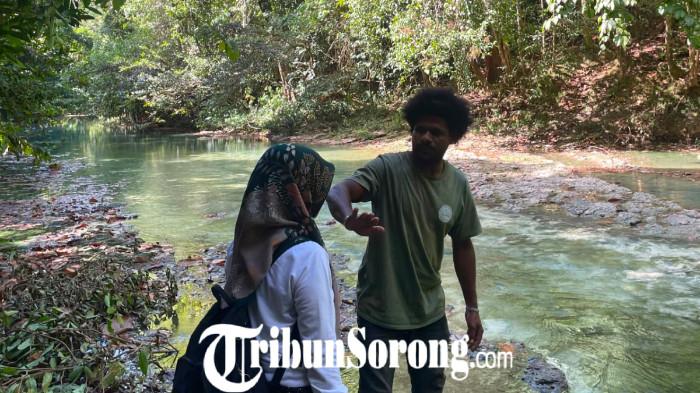 Wisatawan yang pertama kali berkunjung ke tempat Pemandian Air Panas Balempe mendapatkan ritual adat.