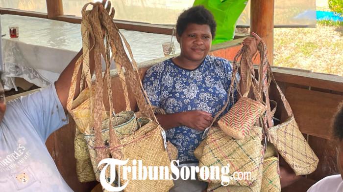 Mama-mama Papua di Kampung Adat Malasigi saat menampilkan hasil karya tas Noken milik mereka.
