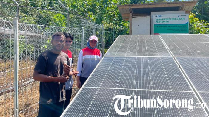 Wisatawan saat mengunjungi PLTS Kampung Malasigi yang merupakan program Penerangan Desa Energi Berdikari Pertamina di Kampung Adat Malasigi, Kabupaten Sorong.