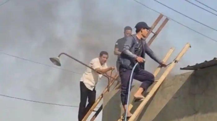 Tangkapan layar Plt Bupati Sukoharjo, Eko Sapto Purnomo saat ikut memadamkan api drone yang jatuh menimpa rumah warga di Desa Klumprit, Kecamatan Mojolaban, Kabupaten Sukoharjo