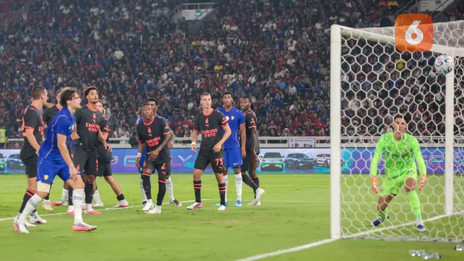 Pemain Chelsea merayakan kemenangan usai mengalahkan AC Milan dengan skor 3-0 dalam laga Indonesia Super Cup 2026 di Stadion Utama Gelora Bung Karno (SUGBK), Jakarta, Sabtu (8/8/2026). João Pedro mencetak dua gol, sedangkan satu gol Chelsea lainnya disumbangkan Moisés Caicedo. Chelsea memastikan gelar juara Indonesia Super Cup 2026 setelah tampil dominan sepanjang pertandingan. (KLY/Budy Santoso)