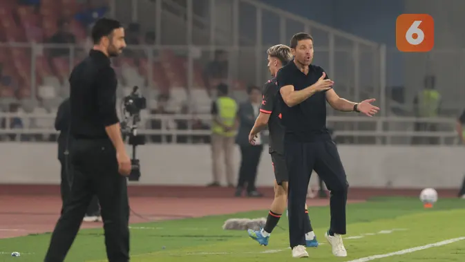 Pelatih Chelsea, Xabi Alonso, berteriak memberikan arahan kepada anak asuhnya saat menghadapi AC Milan dalam laga Indonesia Super Cup 2026 di Stadion Utama Gelora Bung Karno (SUGBK), Jakarta, Sabtu (8/8/2026). (KLY/Budy Santoso)