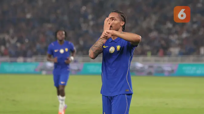 Pemain Chelsea merayakan kemenangan usai mengalahkan AC Milan dengan skor 3-0 dalam laga Indonesia Super Cup 2026 di Stadion Utama Gelora Bung Karno (SUGBK), Jakarta, Sabtu (8/8/2026). João Pedro mencetak dua gol, sedangkan satu gol Chelsea lainnya disumbangkan Moisés Caicedo. Chelsea memastikan gelar juara Indonesia Super Cup 2026 setelah tampil dominan sepanjang pertandingan. (KLY/Budy Santoso)