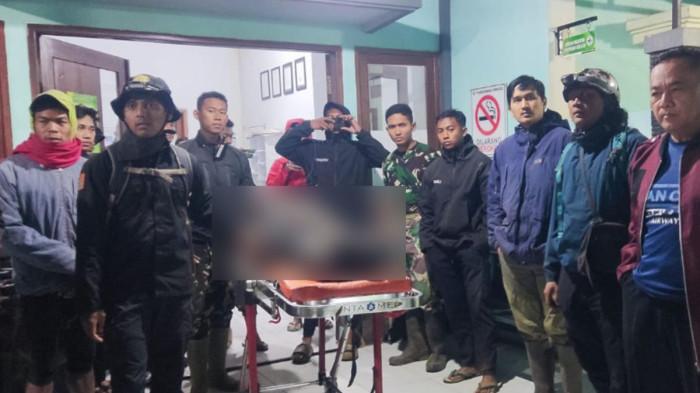 PENDAKI MENINGGAL: Jasad Jailani (22) pendaki asal Kabupaten Sumenep setelah berhasil dievakuasi oleh petugas. Korban meninggal dunia karena hipotermia saat mendaki ke Gunung Argopuro, Kabupaten Probolinggo.