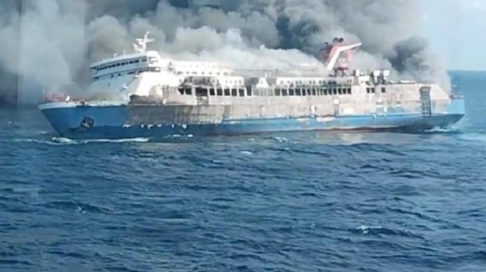 KAPAL TERBAKAR - Tangkapan Layar video Kapal KMP Mutiara Sentosa II terbakar di Perairan Utara Sumenep, Madura pada Minggu (2/8/2026) pagi. Basarnas pastikan total korban berjumlah 238 orang.