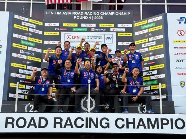 Pembalap Yamaha Racing Indonesia, Wahyu Nugroho, bersama kru setelah memenangkan Race 1 Asia Road Race Championship 2026 seri Indonesia di Sirkuit Mandalika, Lombok, Sabtu (8/8/2026).