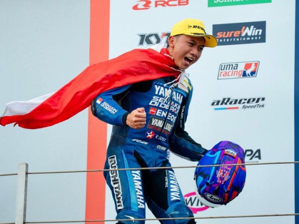 Pembalap Yamaha, Wahyu Nugroho, berselebrasi di podium setelah memenangkan balapan Race 1 ARRC 2026 di Sirkuit Mandalika, Lombok, Sabtu (8/8/2026).