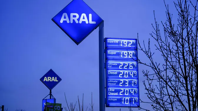Sebagai informasi, sekitar 20 persen (seperlima) dari total pasokan minyak mentah dan gas alam cair (LNG) dunia melewati selat ini setiap harinya. Tampak foto yang menunjukkan tampilan harga BBM di Stasiun Pengisian Bahan Bakar Umum (SPBU) Aral di Bochum, Jerman, pada Rabu 4 Maret 2026. (Ina FASSBENDER/AFP)