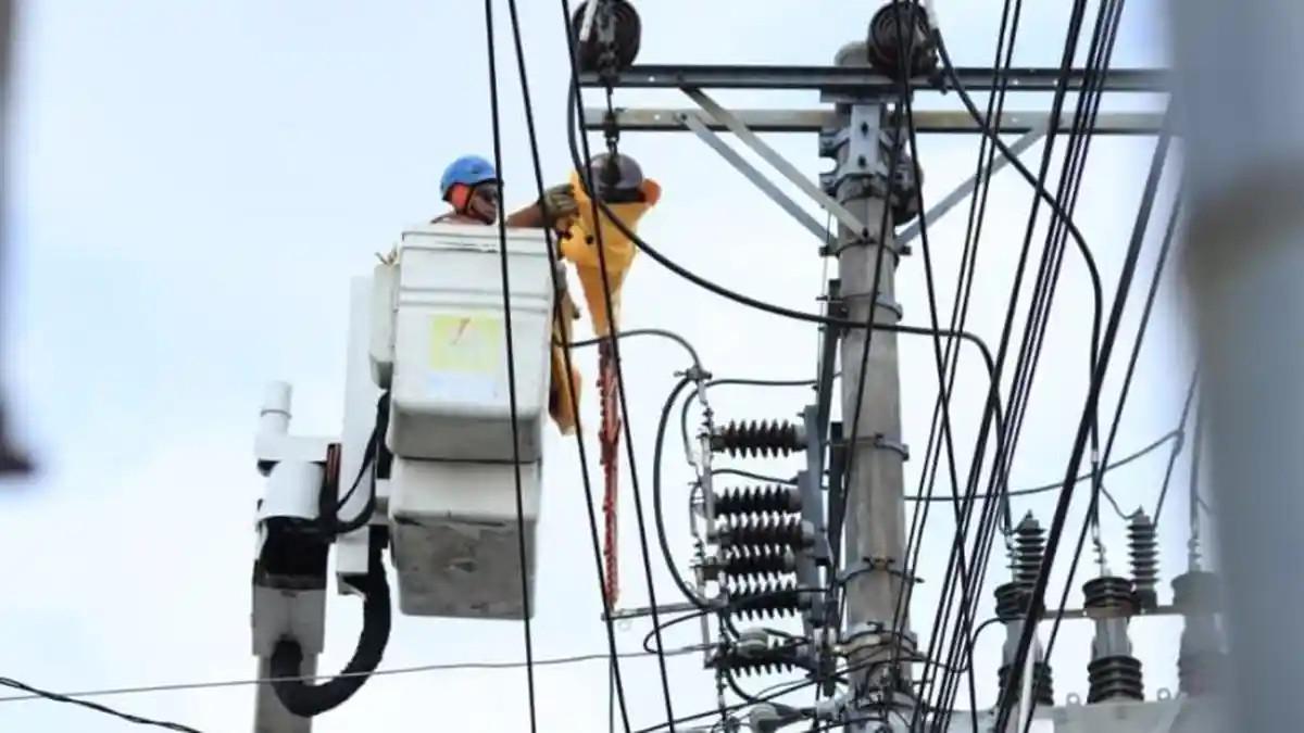INFO PEMADAMAN LISTRIK - Potret petugas PLN sedang memperbaiki gangguan listrik.
