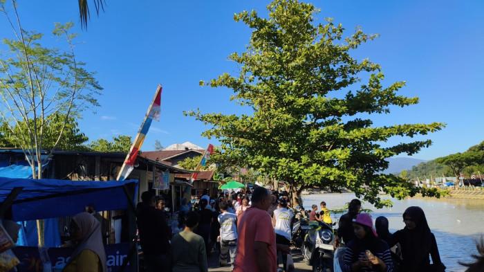 HJK PADANG-Suasana menjelang Selaju Sampan dalam rangka memeriahkan HJK Padang ke-357 tahun di kawasan Sungai Batang Arau, Kecamatan Padang Selatan, Kota Padang, Jumat (7/8/2026) sore. Peringatan Hari Jadi Kota (HJK) Padang ke-357 bertajuk 'Taste of Padang Experience' pada Sabtu (8/8/2026) menghadirkan beragam agenda seru mulai dari Gowes Siti Nurbaya di Pantai Cimpago sejak pagi, aksi Donor Darah Hari 1 dan lanjutan perlombaan Salaju Sampan Hari 2 di Batang Arau
