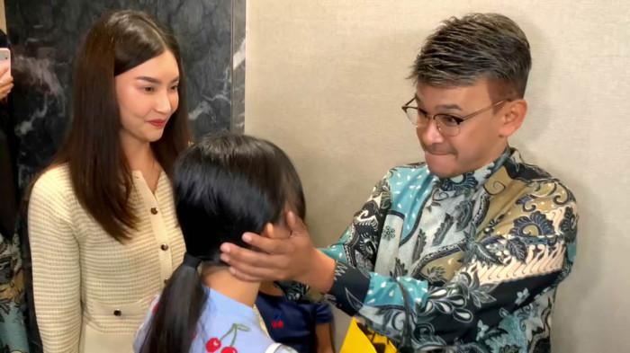 BERTEMU ANAK - Ruben Onsu tersenyum karena sebelum bertolak umrah ke Tanah Suci, sempat bertemu dengan buah hatinya yang datang bersama Sarwendah.Ini pertemuan yang mengharukan bagi Ruben dan anak-anaknya, mengingat Ruben sempat beberapa bulan tak bisa bertemu kedua putrinya itu. Saat momen haru ini, Ruben Onsu digoda Ivan Gunawan. 