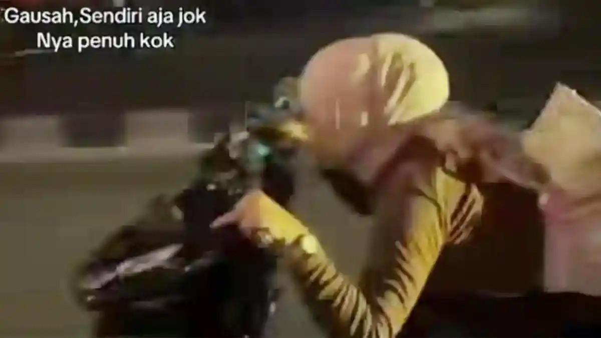 KEBUT-KEBUTAN - Polisi mengamankan seorang wanita berinisial NA (20) yang viral karena berkendara dengan posisi tidur di Pekanbaru.