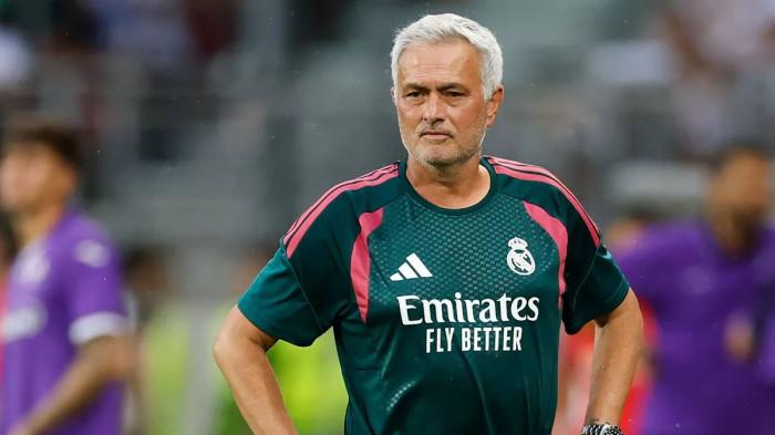MOURINHO - Pelatih anyar Real Madrid, Jose Mourinho sedang mengamati anak asuhnya dalam pertandingan uji coba pramusim menghadapi Fiorentina, Sabtu (1/8/2026) malam WIB. Mourinho mengaku puas meski Los Blancos imbang 2-2.