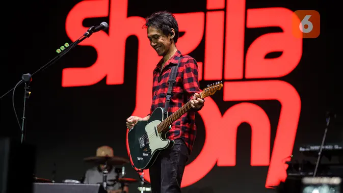 Gitaris Sheila on 7, Eross Candra saat tampil pada acara Kapanlagi Buka Bareng (KLBB) 2026 yang berlangsung di Stadion Madya, Senayan, Jakarta, Minggu (01/03/2026). (Bola.com/Bagaskara Lazuardi)