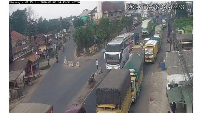 MACET - Kondisi kepadatan lalu lintas di KM 15  Kecamatan Talang Kelapa, Kabupaten Banyuasin, Provinsi Sumatra Selatan pada Sabtu (8/8/2026). Macet panjang di Jalintim Palembang-Jambi dipicu pengecoran jalan di KM 17.