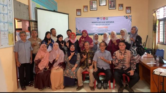 SOSIALISASI - Tim Pengabdian kepada Masyarakat (PkM) Fakultas Ekonomi dan Bisnis (FEB) Universitas Jambi sosialisasi pengelolaan sampah di Kantor Desa Mendalo Indah, Kamis (16/7/2026)