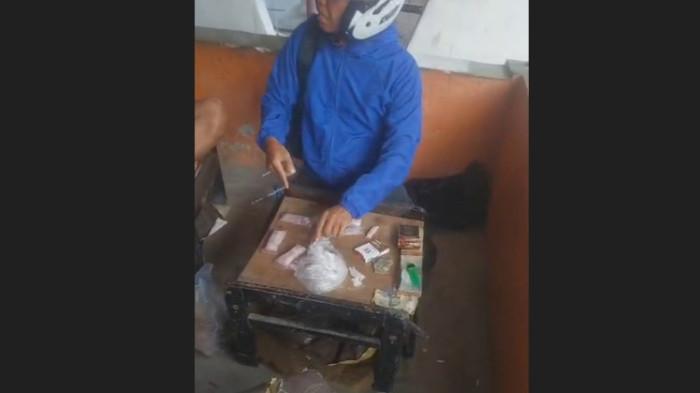 NARKOBA - Kepala Tim Khusus Anti Narkoba, IPDA Kameda menggeledah seorang pria berinisial Z dan menemukan 38 paket plastik klip berisikan narkotika jenis sabu-sabu.