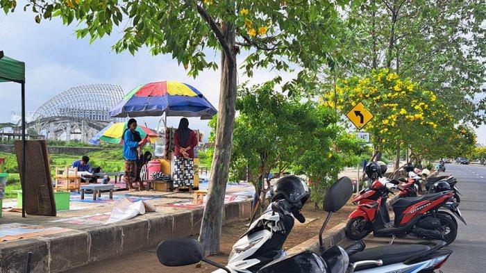 PEDAGANG DI TROTOAR: Pedagang saat mendirikan lapak dagangannya di sisi barat Jalan Bung Karno, Purwokerto, Sabtu (14/6/2025). Realitas di lapangan masih menunjukkan semrawutnya penataan PKL dan pejalan kaki yang kehilangan hak ruang.
