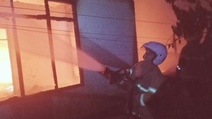 KEBAKARAN - Suasana saat proses pemadaman kebakaran rumah di Kelurahan Mongkonai, Kotamobagu, Sulawesi Utara, dini hari tadi Minggu (9/8/2026). Damkar Kotamobagu mengerahkan tiga unit dan 13 personel, dibantu Polres Kotamobagu serta TNI, untuk memadamkan api dalam waktu sekira 1 jam.