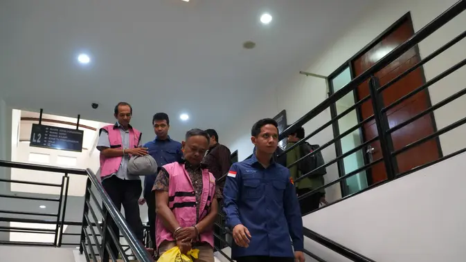 Kejari Kota Depok saat mengamankan tersangka S terlibat dalam korupsi pengadaan pemancar siaran luar negeri di kantor LPPI RRI, Cimanggis, Depok. (Istimewa)