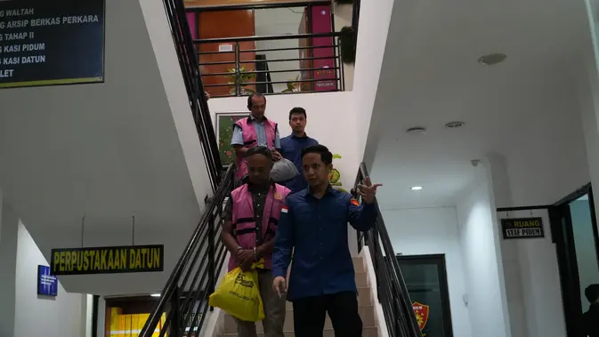 Kejari Kota Depok saat mengamankan tersangka S terlibat dalam korupsi pengadaan pemancar siaran luar negeri di kantor LPPI RRI, Cimanggis, Depok. (Istimewa)