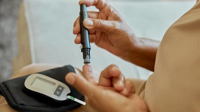 PENYEBAB DIABETES - Gambar tangkap layar Khaberni, Minggu (3/8/2025), yang menunjukkan penderita diabetes menggunakan insulin. Para ilmuan dari Australia dilaporkan menemukan penyebab tak terduga dari penyakit dibaetes Tipe 2.