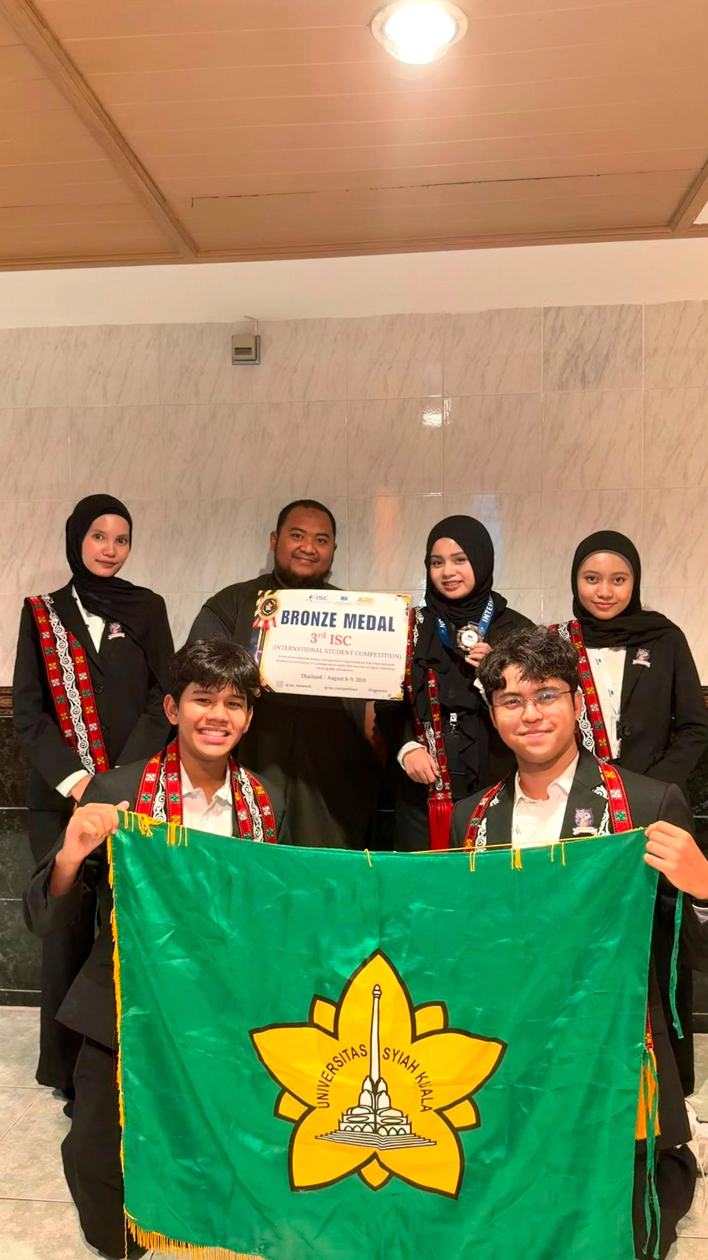 RAIH BRONZE MEDAL - Mahasiswa Universitas Syiah Kuala (USK) kembali mengukir prestasi membanggakan di tingkat internasional setelah membawa gagasan inovatif “Spot The Trap”, dan meraih Bronze Medal di 3rd International Student Competition yang berkolaborasi dengan Faculty of Agro-Industry, Chiang Mai University, Thailand, yang berlangsung di Bangkok, 8 dan 9 Agustus 2026.(PROHABA/HO)