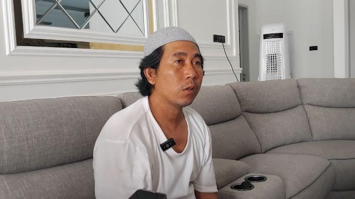 ORANGTUA KORBAN -- Lukmanul Hakim (42) ayah RFA (14) santri yang menjadi korban kekerasan oleh oknum ustadz menjelaskan kronologis dan dampak yang dialami anaknya setelah peristiwa terjadi, Sabtu (8/8/2026). Lukmanul menyebut saat ini ia mempertimbangkan akan memindahkan sekolah anaknya.