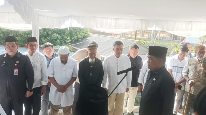 DUKACITA - Gubernur Sulut YSK saat mengucapkan sambutan dalam upacara pelepasan jenazah Kadis Perkebunan Sulut Darwin Muksin di rumah duka Jalan 14 Ferbruari, Kecamatan Wanea, Manado, Sulut, Minggu (9/8/2026) pagi. Kemudian ia meletakkan karangan bunga di keranda jenazah almarhum Darwin Muksin.