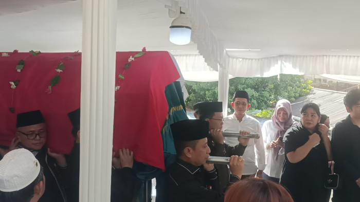 PEMAKAMAN - Sejumlah pejabat Pemprov Sulut memikul keranda jenazah Kepala Dinas Perkebunan Sulut, Darwin Muksin, di rumah duka di Jalan 14 Februari, Kelurahan Teling Atas, Wanea, Manado, Senin (9/8/2026). Ada Denny Mangala hingga Fransiskus Manumpil.