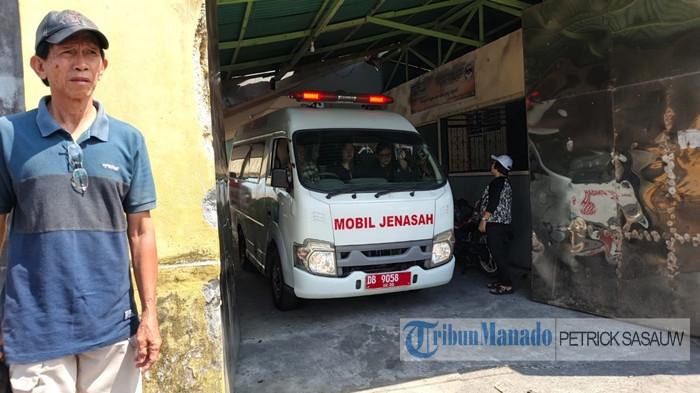 AMBULANS - Jenazah birokrat senior Pemprov Sulut, Darwin Muksin, S.Sos., M.M dibawa menggunakan ambulans menuju rumah duka di Kota Manado, Sabtu (8/8/2026), sekitar pukul 13.35 Wita.