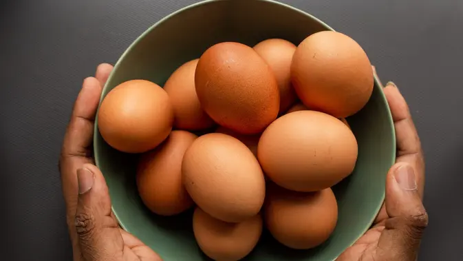 Ilustrasi telur ayam. (Photo by Louis Hansel on Unsplash)