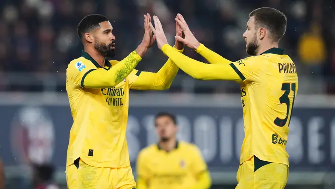 Ruben Loftus-Cheek (kiri) merayakan golnya dengan Strahinja Pavlovic di laga Bologna vs AC Milan di pekan ke-23 Liga Italia 2025/2026 di Renato Dall'Ara, Rabu (04/02/2026) dini hari WIB. (Massimo Paolone/LaPresse via AP)