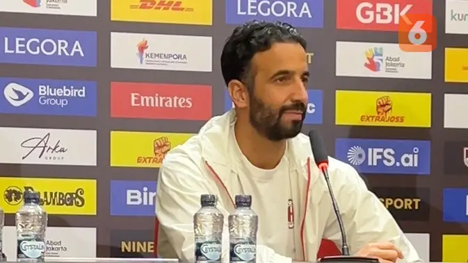 Pelatih AC Milan Ruben Amorim mengikuti konferensi pers di Stadion Utama Gelora Bung Karno, Jakarta, Jumat (7/8/2026). (Bola.com/Hery Kurniawan)