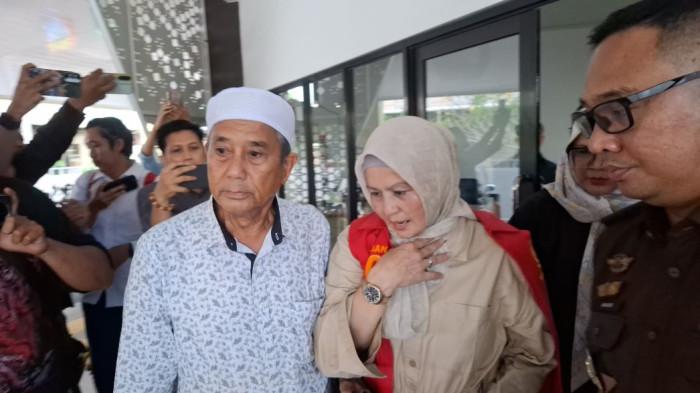 PAKAI ROMPI TAHANAN –  Hellyana saat mengenakan rompi oranye, di Kantor Kejari Kota Pangkalpinang, Senin (18/5/2026).