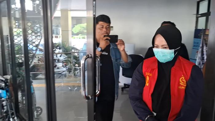 PAKAI ROMPI TAHANAN - Wakil Gubernur Bangka Belitung Hellyana tampak mengenakan rompi tahanan saat keluar dari Kantor Kejari Kota Pangkalpinang seusai menjalani proses hukum dugaan kasus ijazah palsu, Kamis (30/7/2026).