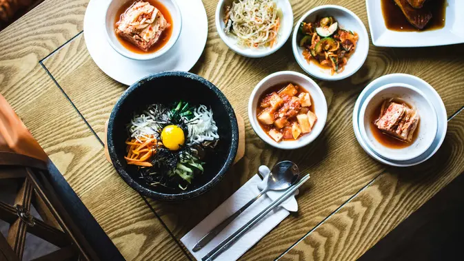 Bibimbap asal Korea. (dok. Unsplash.com/Jakub Kapusnak)