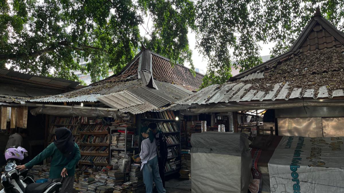 POTRET PASAR BUKU BEKAS ALUN ALUN SURAKARTA - Suasana pasar buku bekas di kawasan Alun-Alun Surakarta yang masih menjadi tempat berburu bacaan bagi masyarakat dan mahasiswa, Sabtu (8/8/2026)