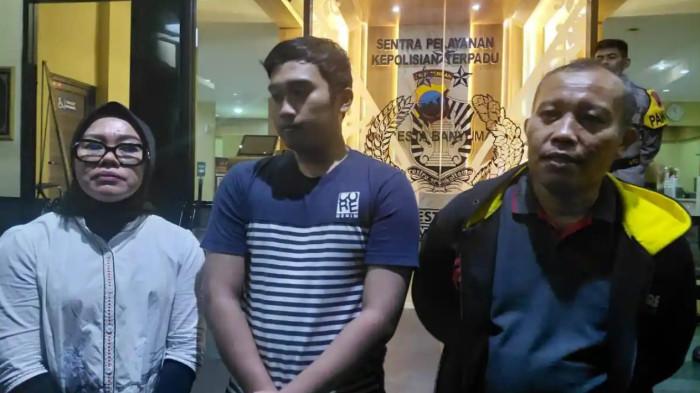 KASUS SUTRIMO - Kuasa hukum keluarga Aan Rohaeni (kiri) bersama dengan perwakilan keluarga Sutrimo yaitu Abi selaku keponakan (tengah) dan Tukim (kanan) selaku kakak tiri saat membuat laporan di SPKT Polresta Banyumas, Sabtu (8/8/2026). Keluarga meminta kepastian hukum terkait penyebab kematian Sutrimo yang hingga kini masih menjadi tanda tanya dan dianggap janggal.