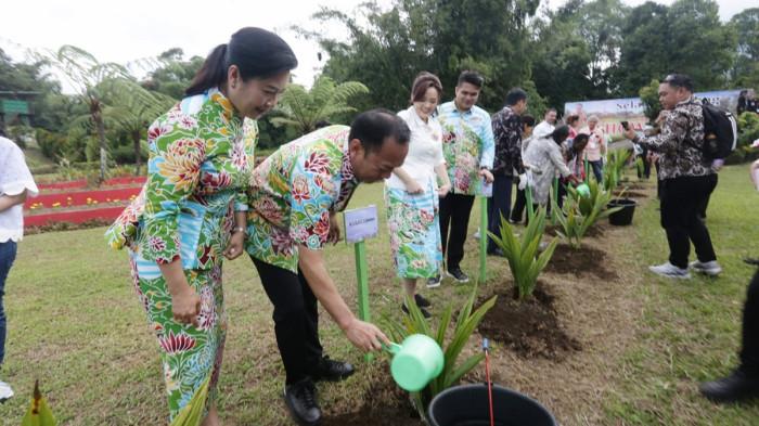 penanaman bunga yang berlangsung di Show Window Kakaskasen