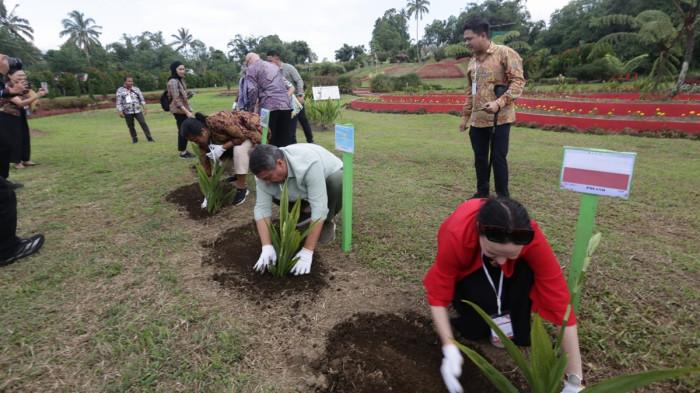 penanaman bunga yang berlangsung di Kota Tomohon, Sabtu (8/8/2026).