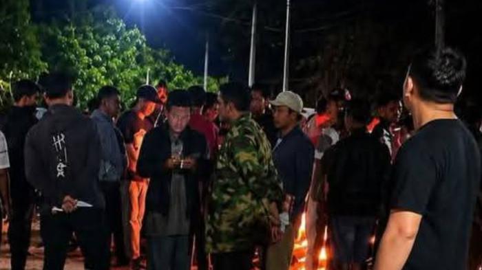 JALUR SIDEBUK-DEBUK DIBLOKIR - Kondisi pemblokiran jalur masuk ke objek wisata Sidebuk-debuk, Kabupaten Karo, diblokir warga, Sabtu (8/8/2026) malam. Aksi pemblokiran ini, diketahui disebabkan karena protes warga sebab tiga orang terduga pelaku pungli diamankan tim gabungan.